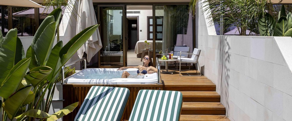 Family Beach Studio (outdoor jacuzzi, terrace)